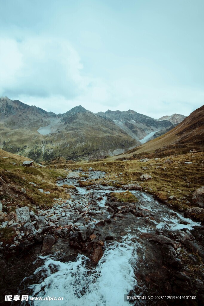 山间溪流自然美景如画