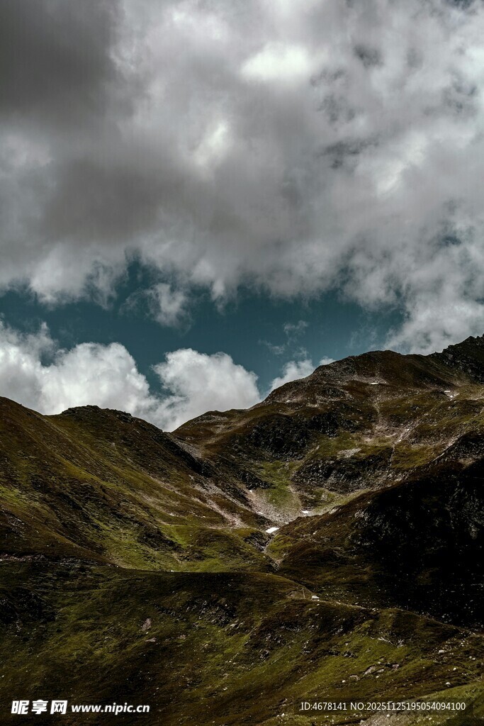 山峦云海间的壮美风光