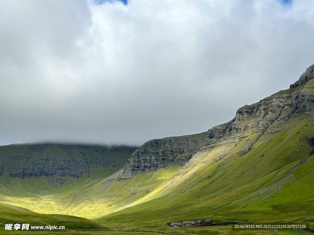 山间绿野云雾缭绕美景