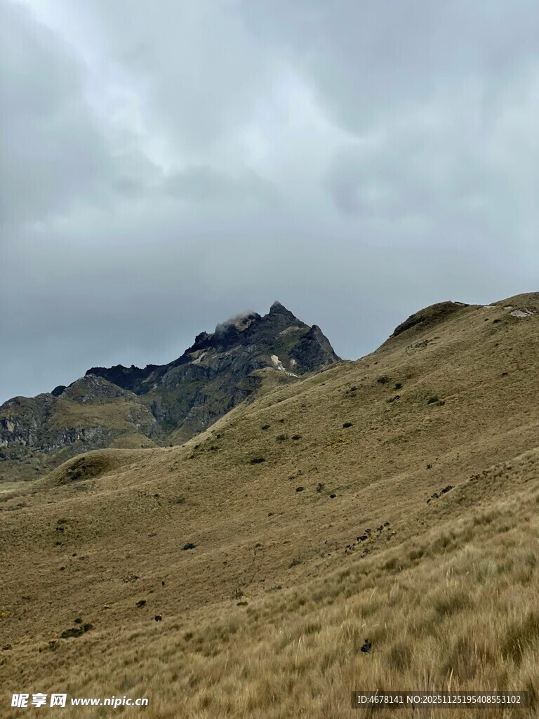 山峦起伏的开阔自然景观