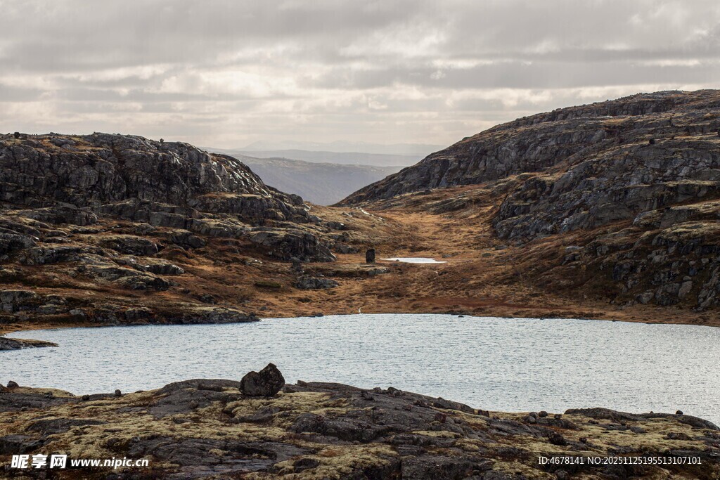 山间湖泊的静谧风光