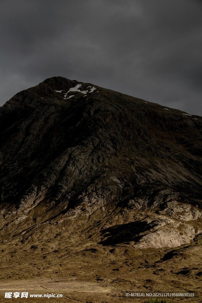 阴沉天色下的巍峨山峦