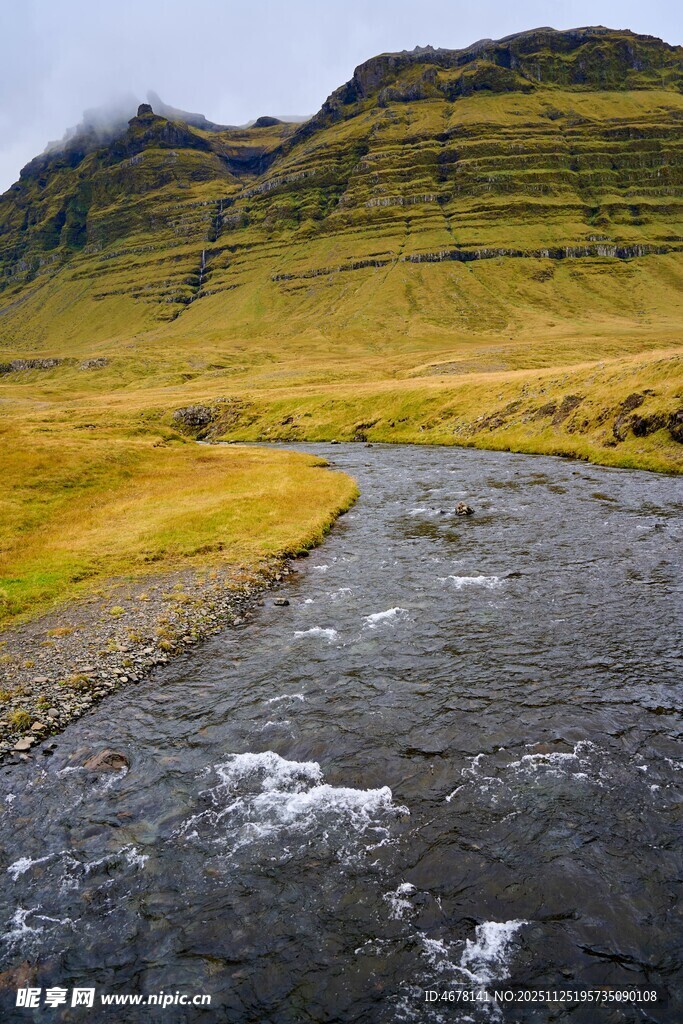 山间溪流黄绿相间的景致