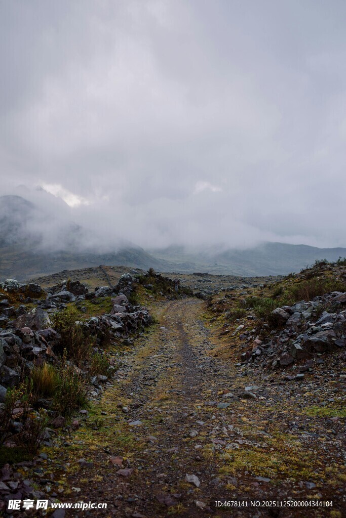 山间雾中蜿蜒小路