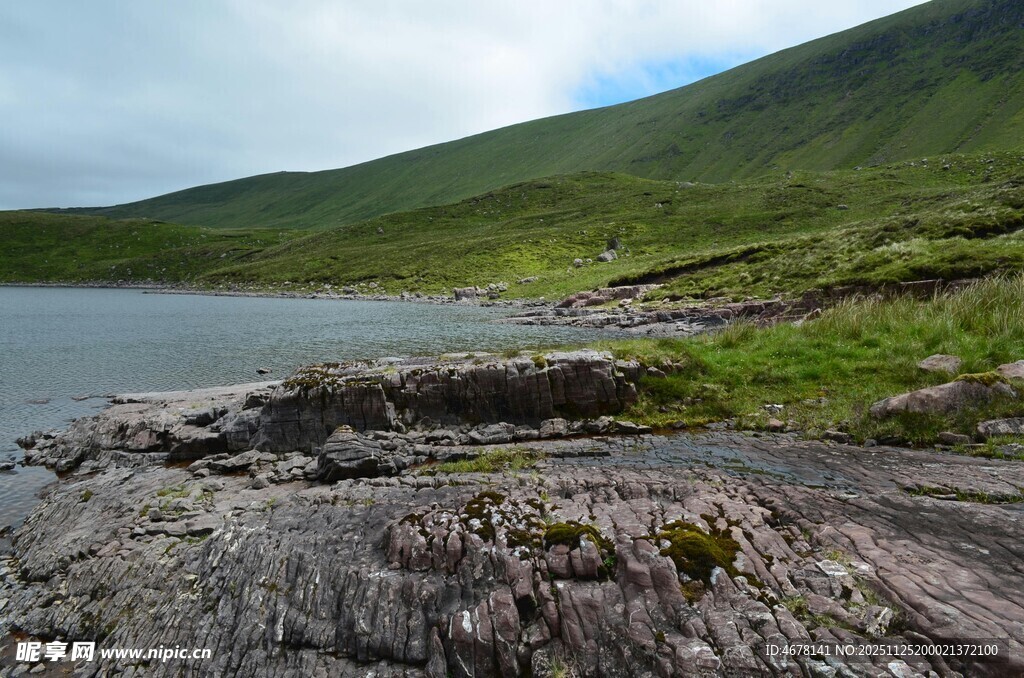 湖畔岩石与青山美景