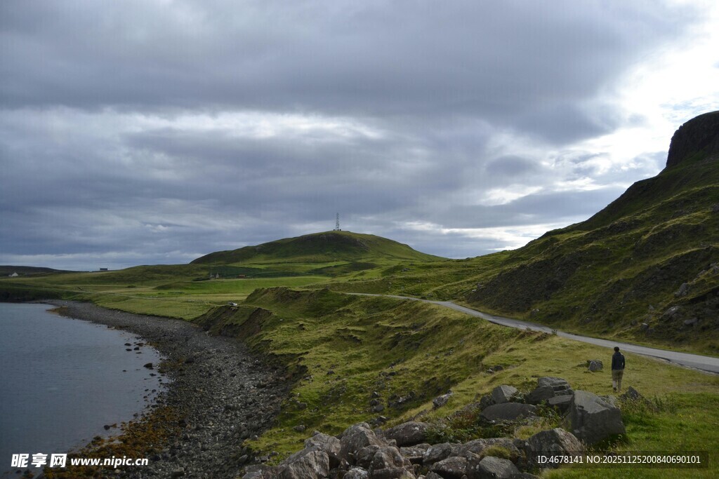 山间湖畔的静谧风景