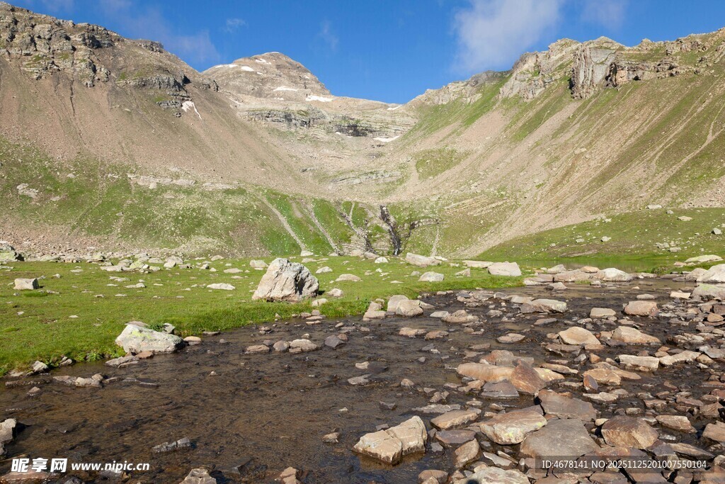 山间碎石草地景观
