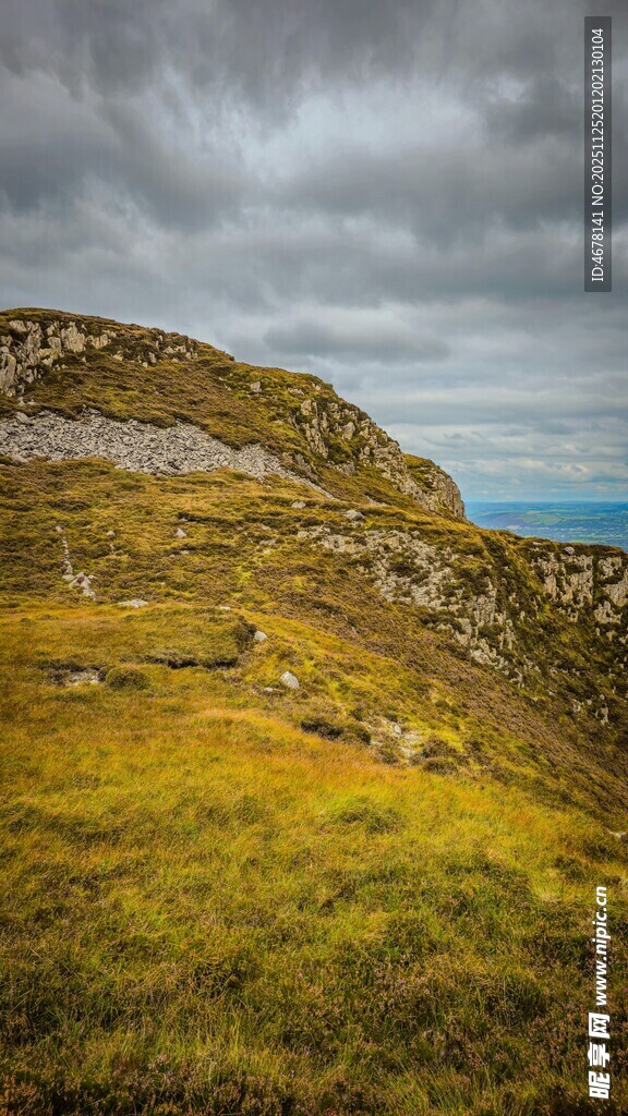 山间草地阴云下的自然景致