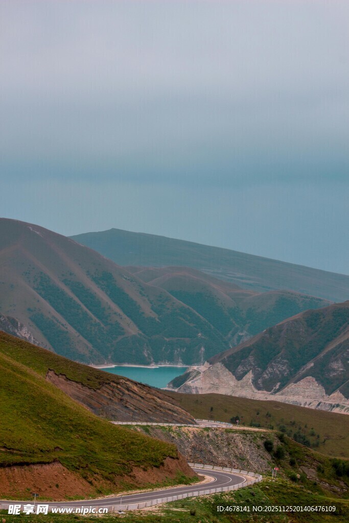 山间美景与远处水域风光