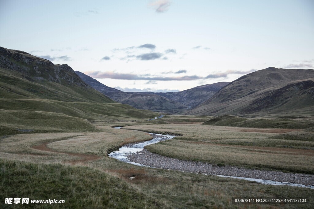 山间蜿蜒河流自然风光
