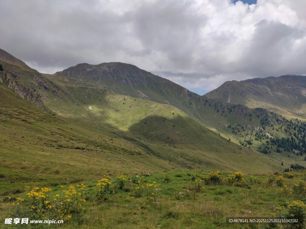 山间绿野云下秀丽风光
