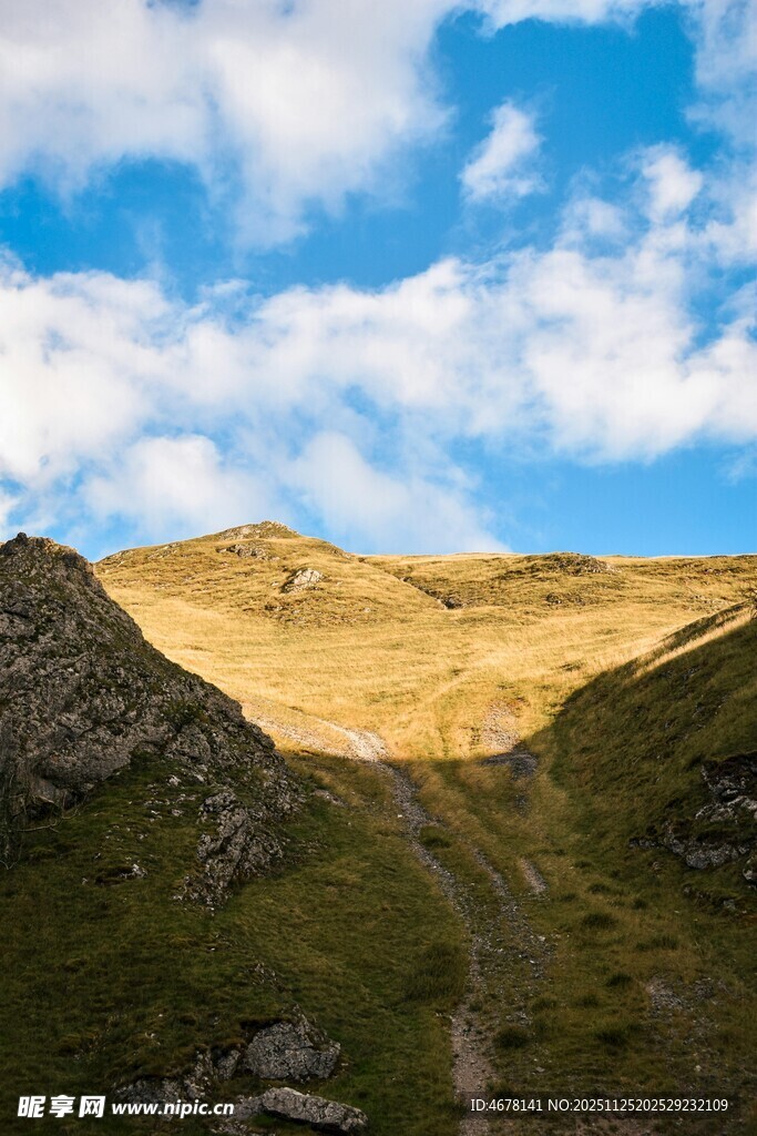 山间小径蓝天白云下美景