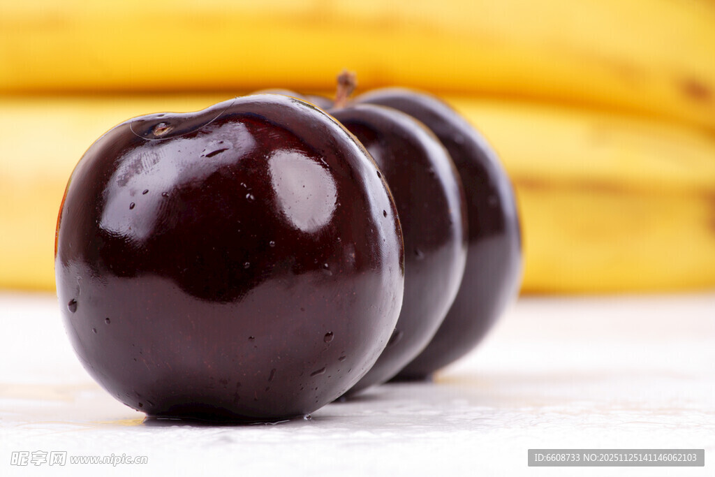 黑紫色李子与香蕉同框