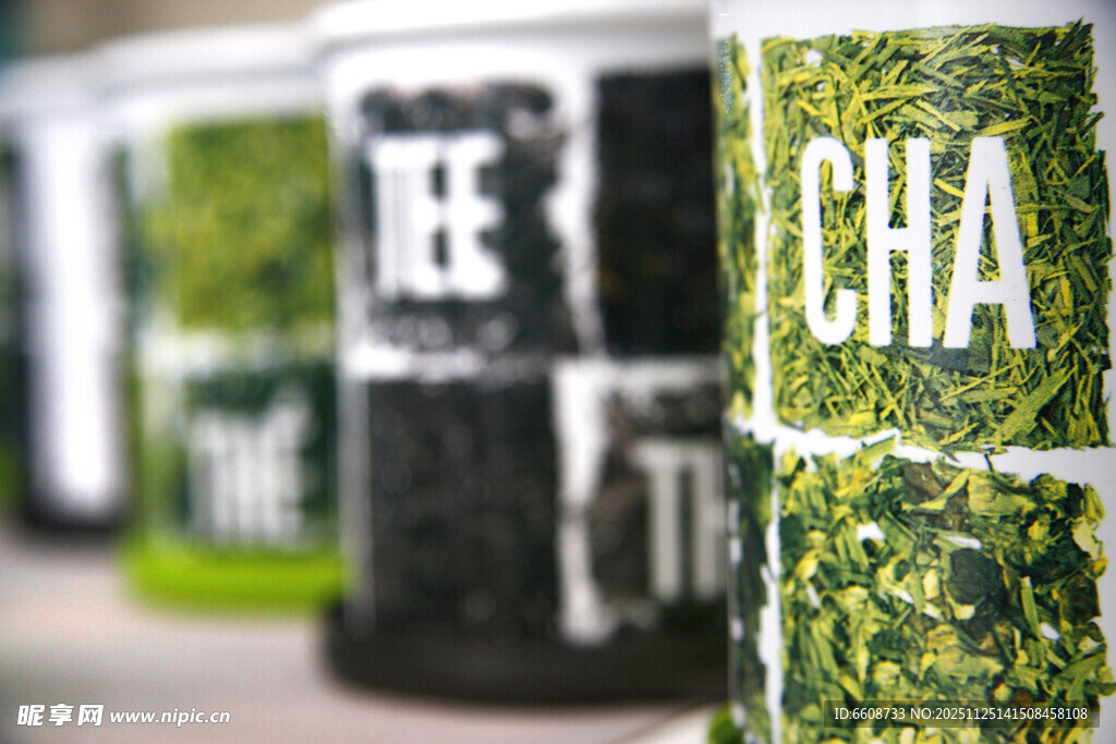 多彩油漆桶展示