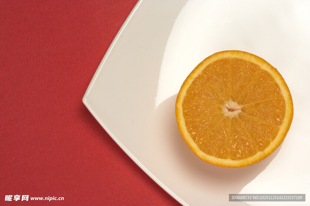 红底白盘上的半颗橙子