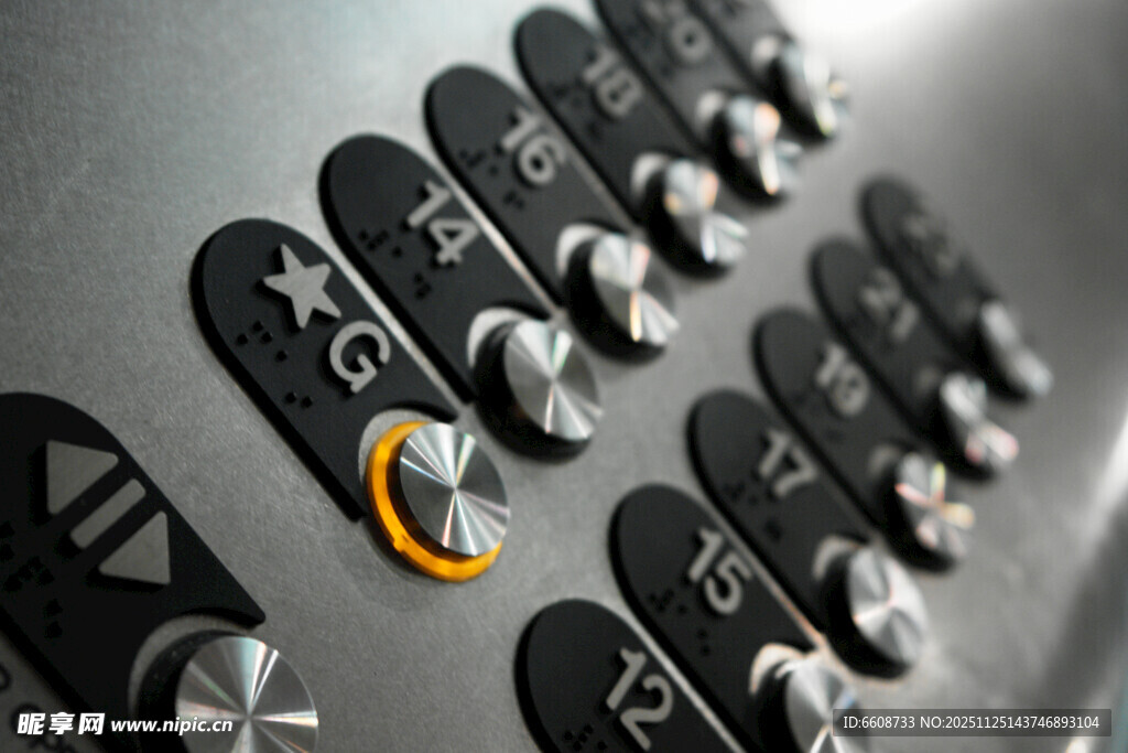 金属设备上的旋钮与按键