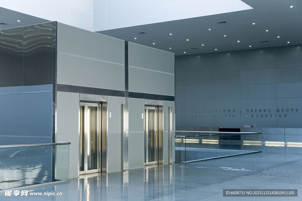 现代商务楼内的电梯场景