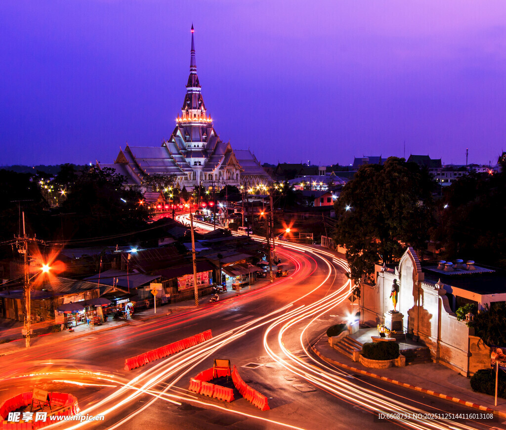 城市夜景中的车流与高塔