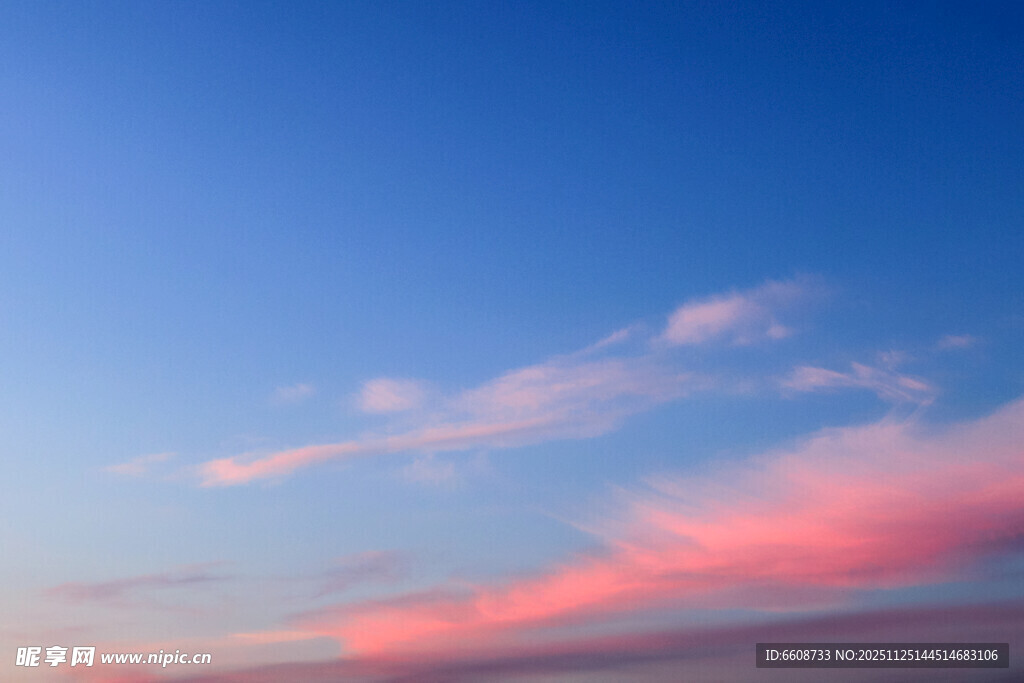 绚丽晚霞映蓝天