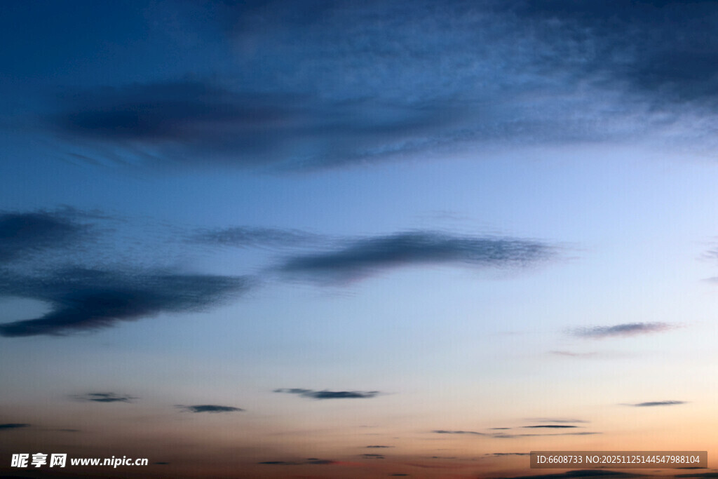 黄昏时分的美丽天空