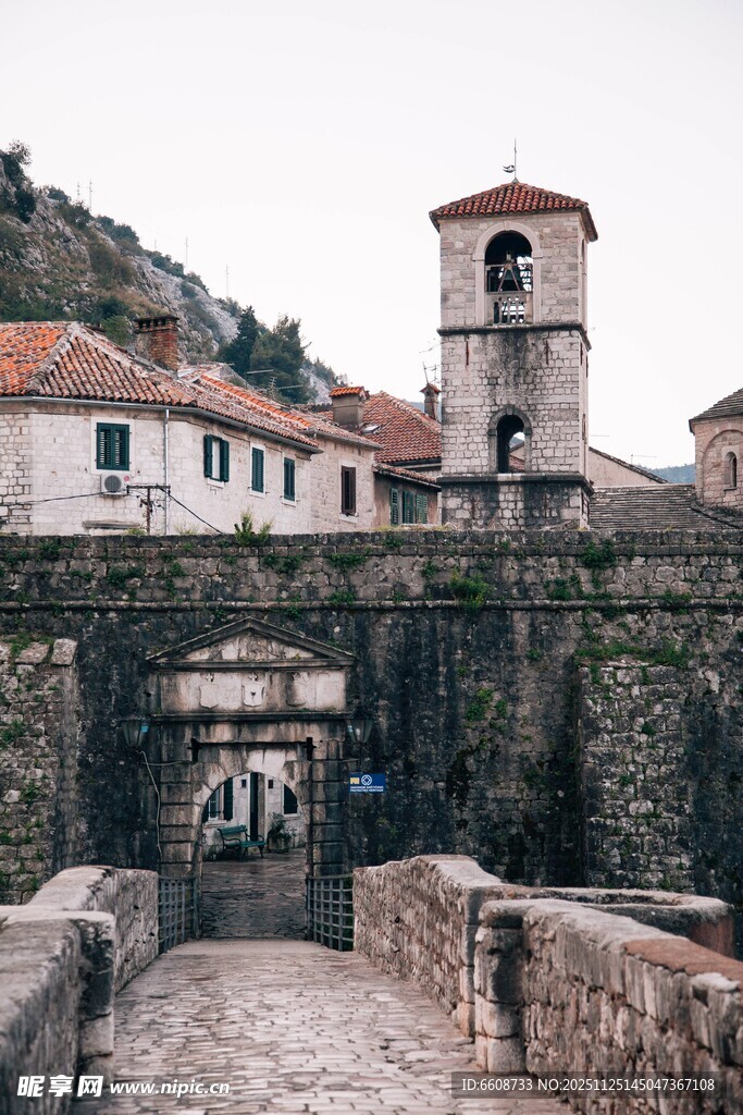 古老石砌建筑与塔楼景观