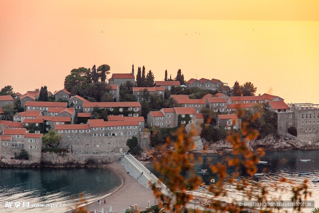 夕阳下的美丽海滨小镇