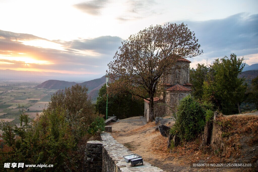 山间黄昏小屋风景