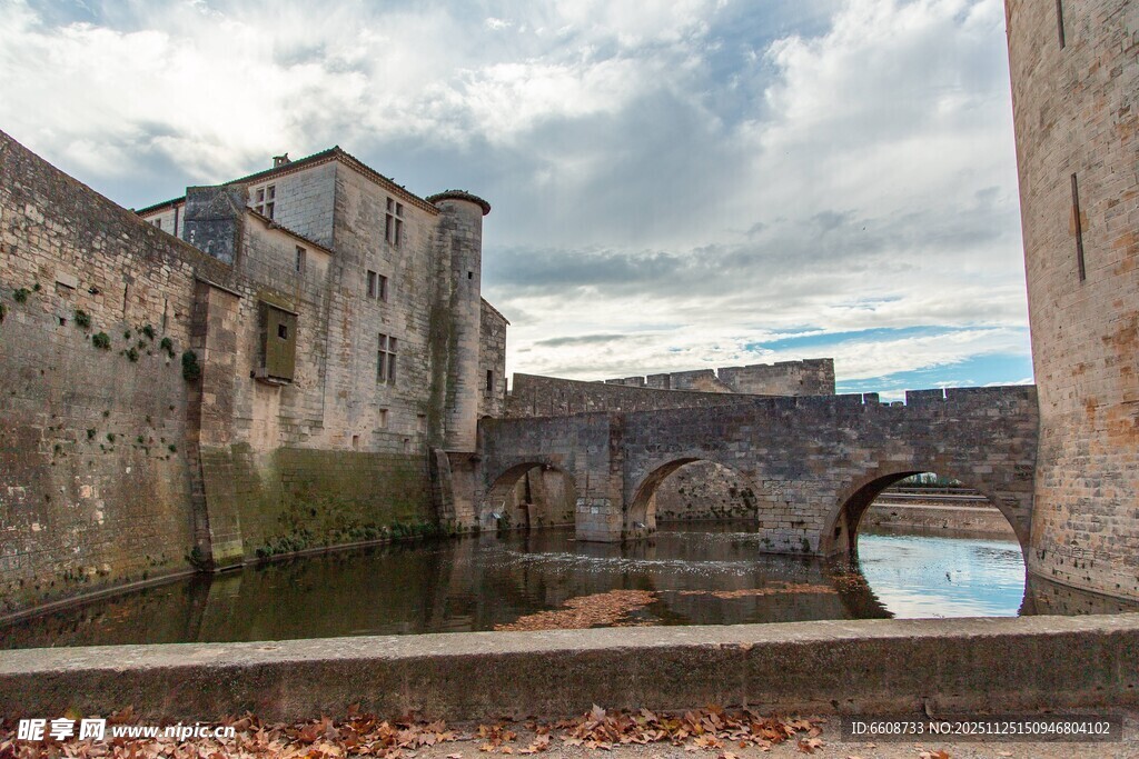 古老建筑旁的萧瑟景象