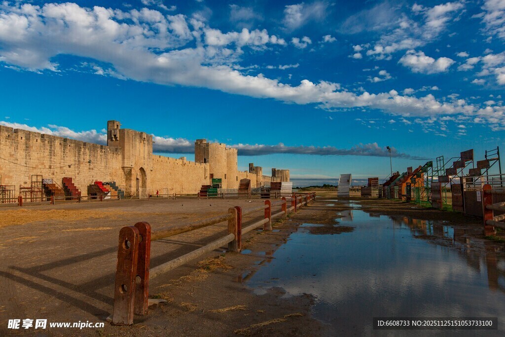 海边古老建筑与停泊船只