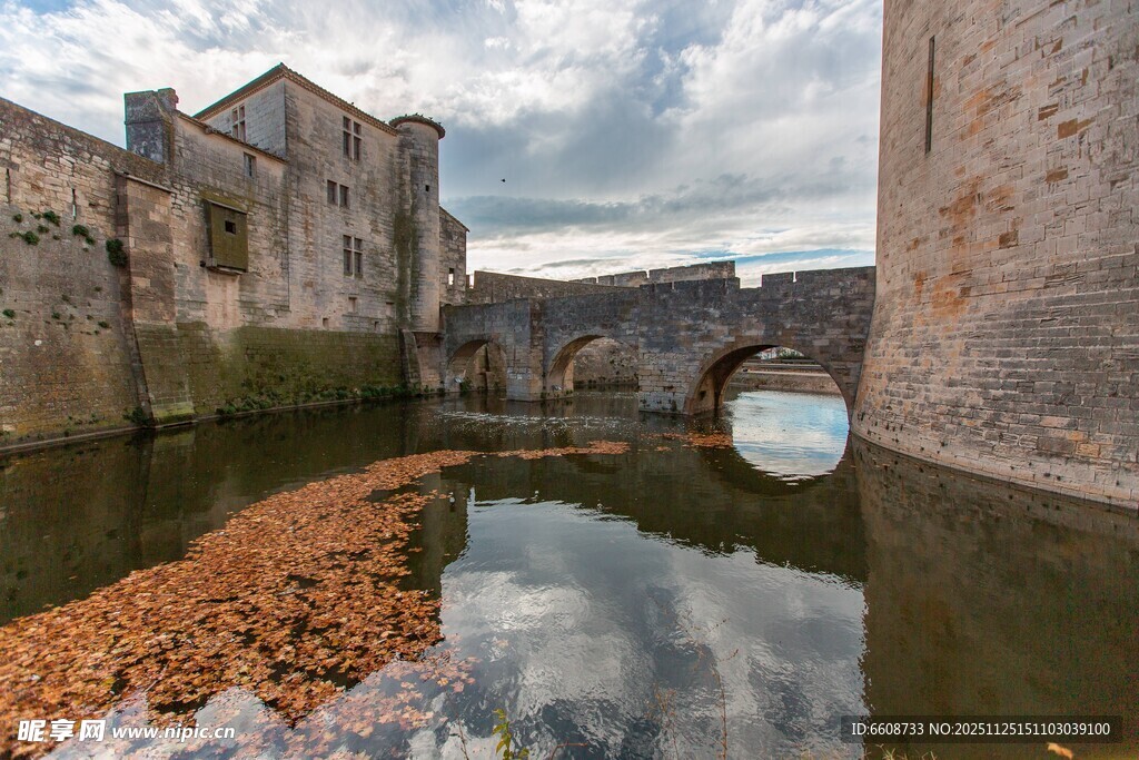 古老城堡旁的静谧水域
