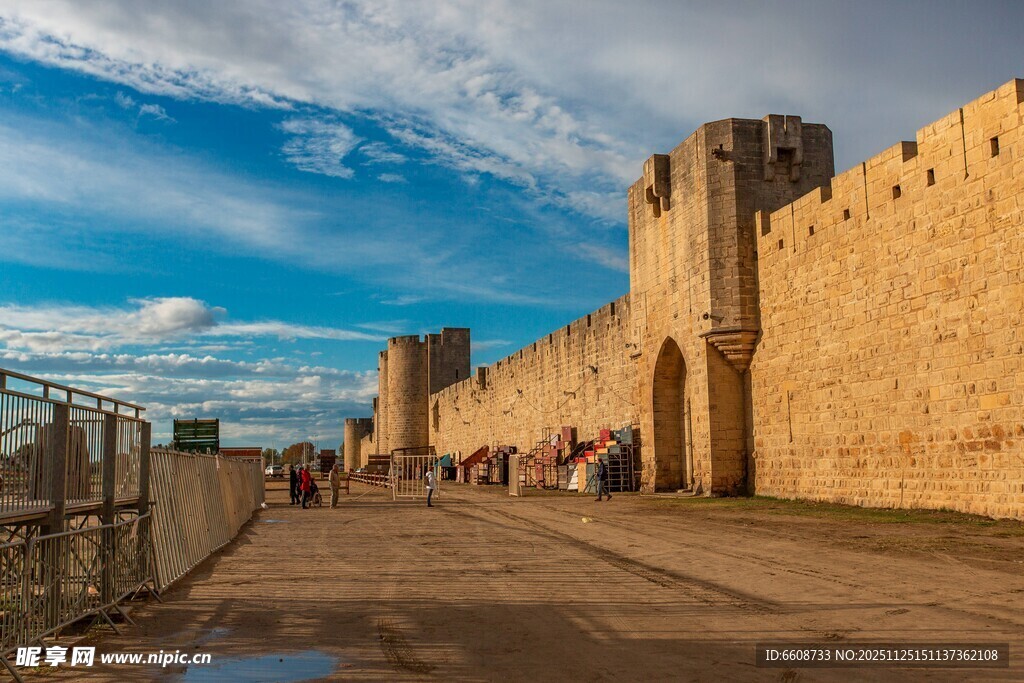 古老城堡的悠长步道