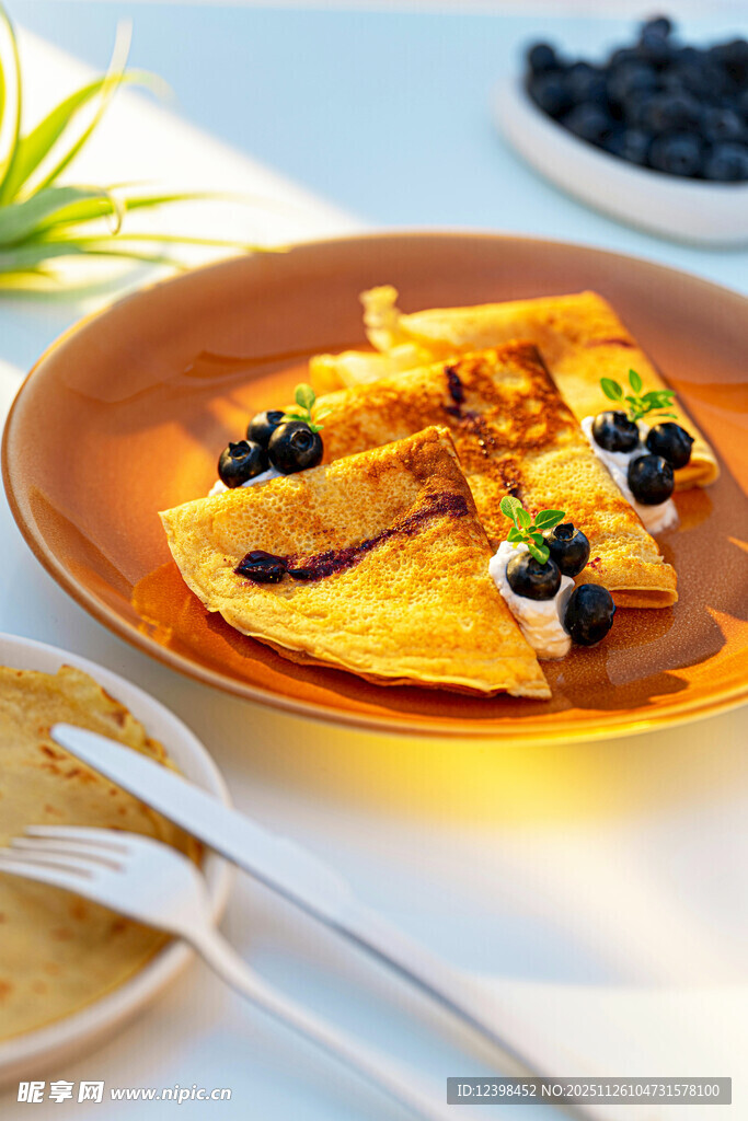 美味蓝莓松饼摆放在盘中