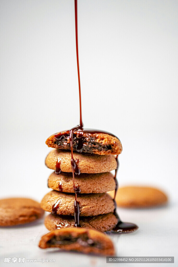 堆叠饼干淋巧克力酱