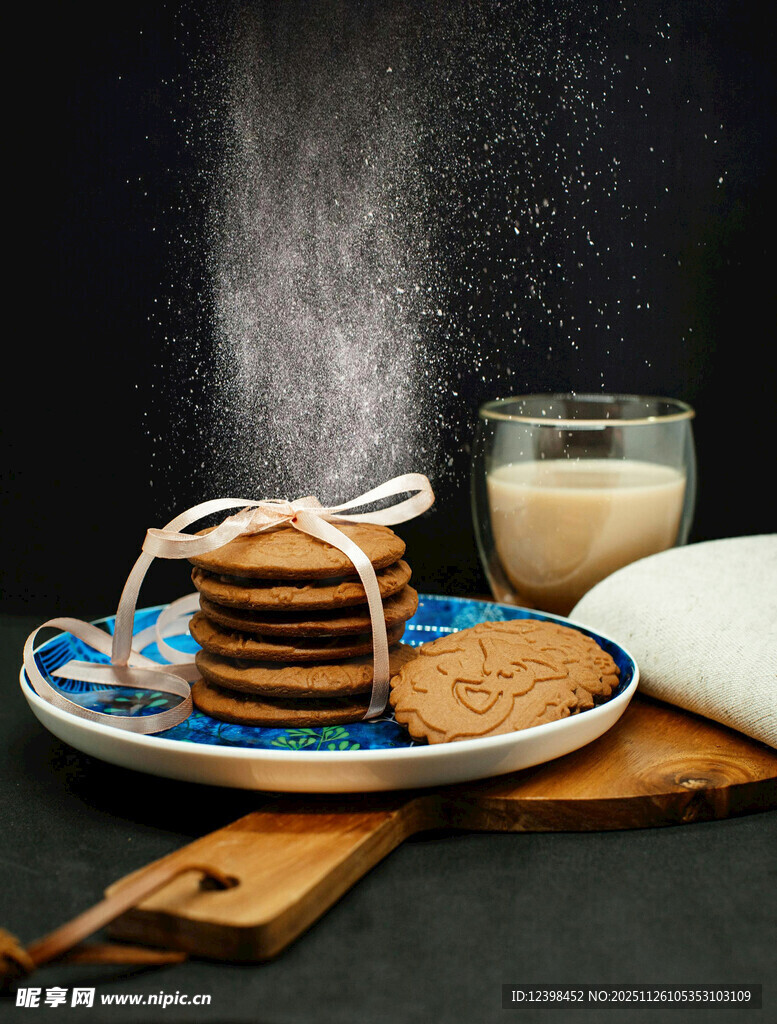 堆叠饼干配牛奶温馨画面