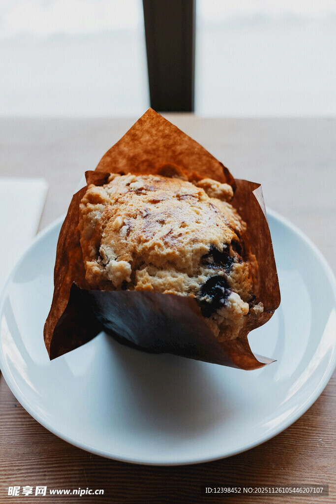 美味蓝莓松饼置于白盘上