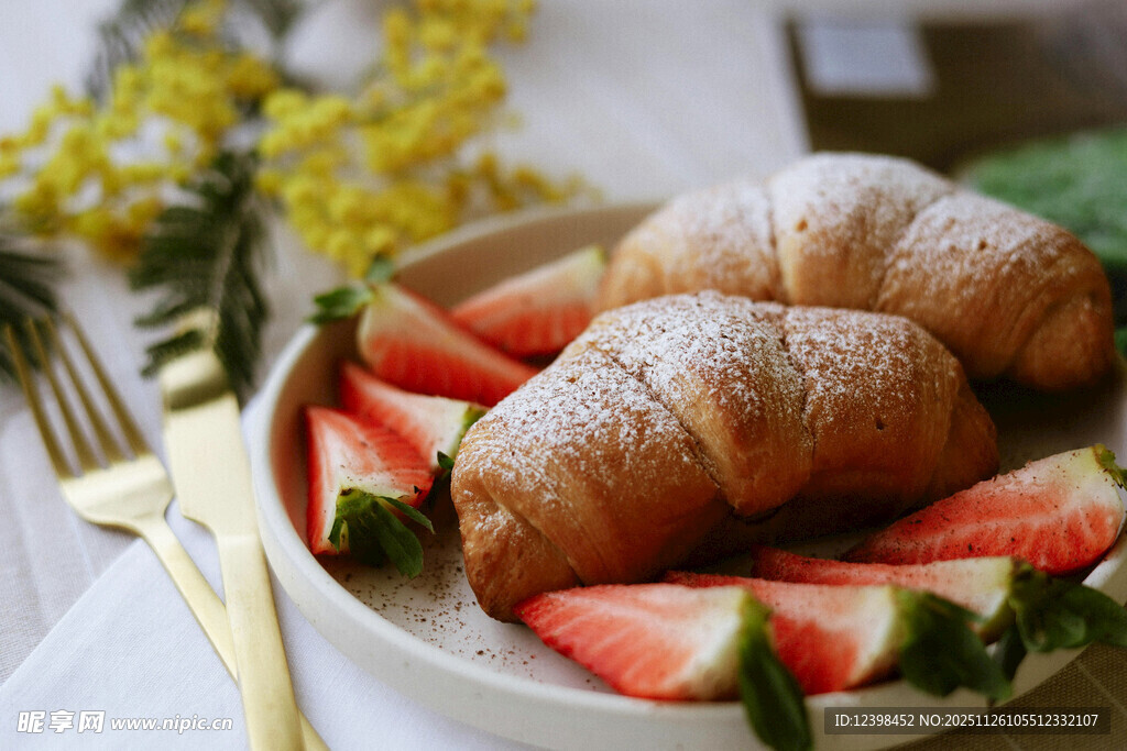 草莓配牛角包的美味早餐