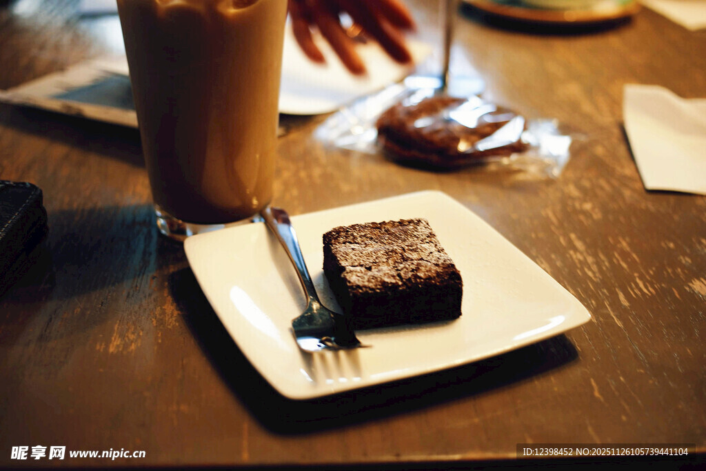 桌上的美味布朗尼与饮品