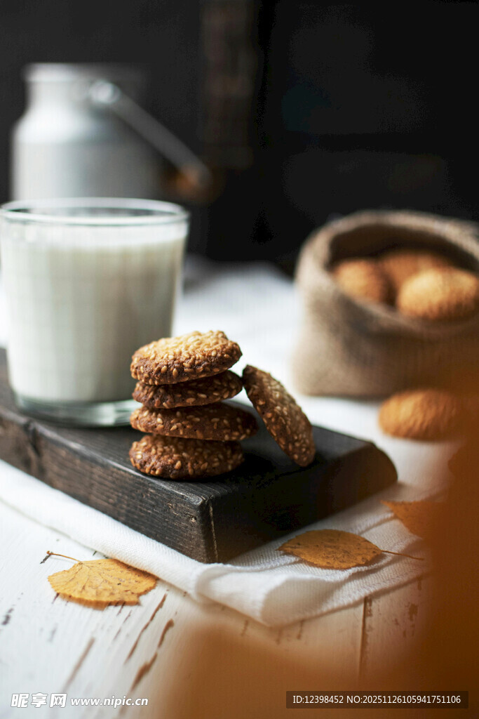 美味饼干搭配香醇牛奶