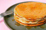 美味堆叠煎饼配糖浆