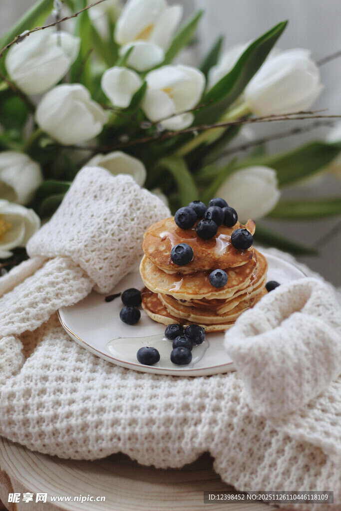 美味松饼配蓝莓与温馨布置