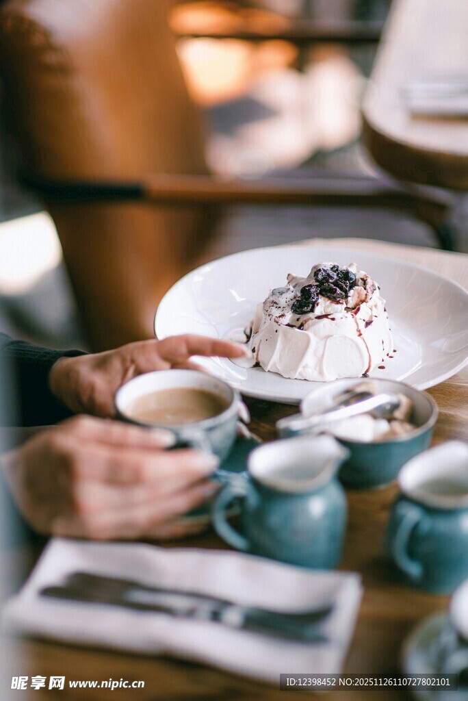 精致餐桌的美味甜点时刻