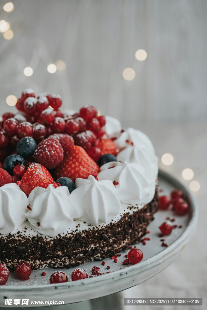 莓果装饰的美味奶油蛋糕