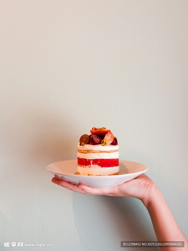 手托美味多层草莓蛋糕