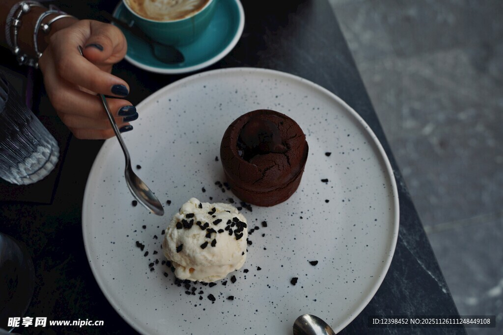 美味甜点搭配冰淇淋