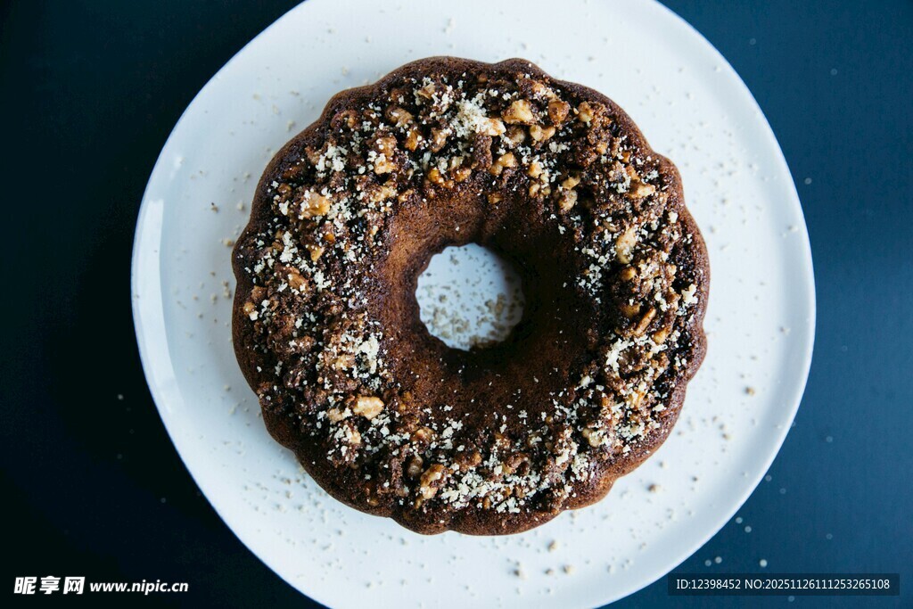 巧克力坚果装饰的美味蛋糕