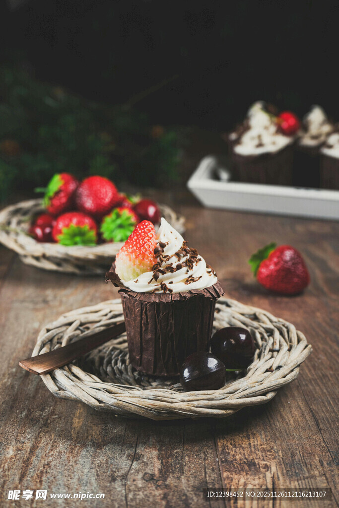 美味巧克力蛋糕配新鲜草莓