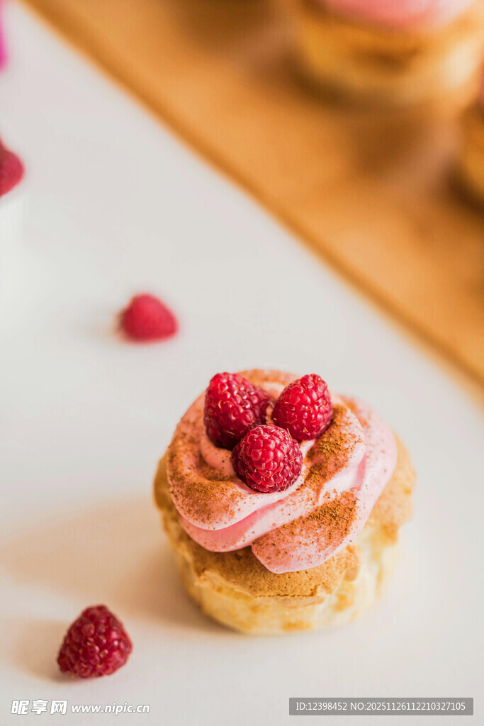 覆盆子奶油小甜点