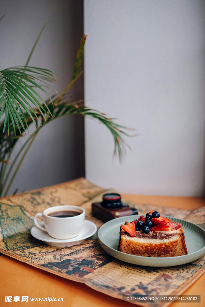精致早餐搭配绿植小景