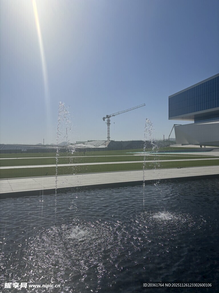 现代建筑旁的水景景观