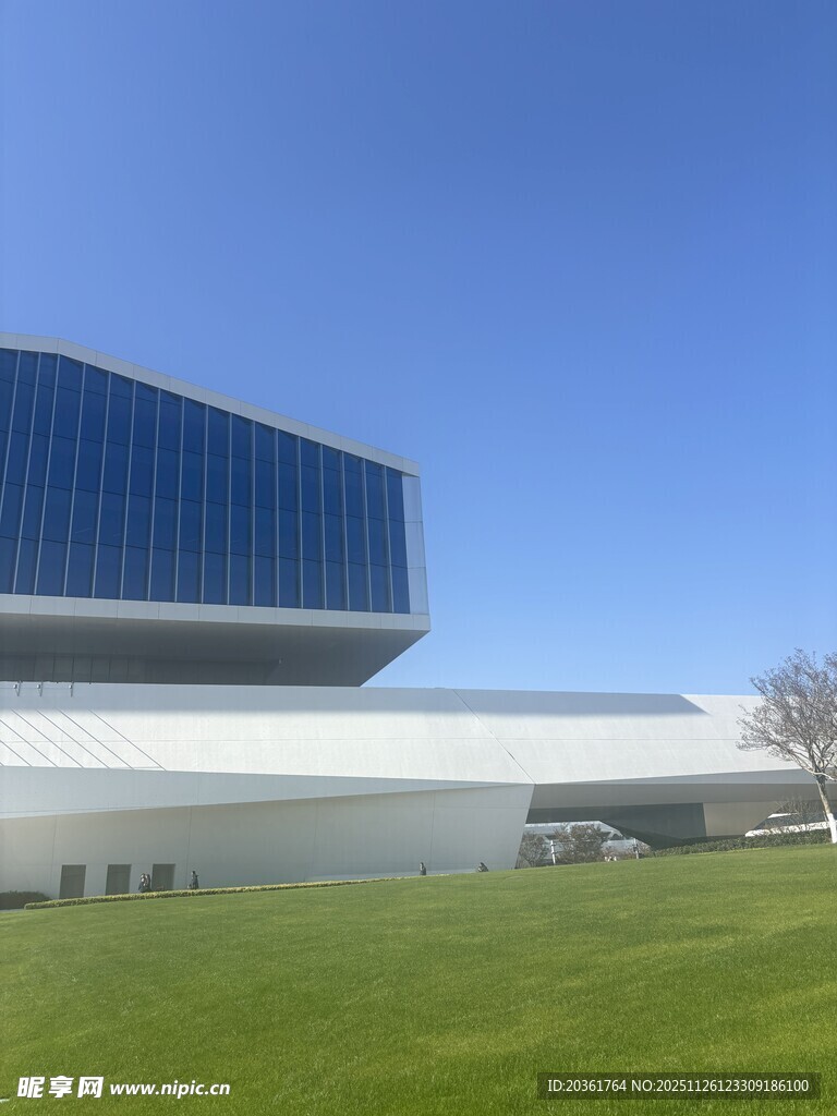 现代风格建筑与开阔草坪